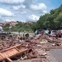 Acidente envolvendo caminhão interdita a rodovia Fernão Dias - Instagram/Reprodu&ccedil;&atilde;o