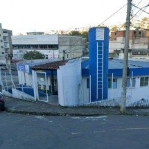 Agressões aconteceram por volta das 13h40 de quarta-feira (10/12) em UBS no Bairro Teixeiras, em Juiz de Fora -  (crédito: Google Street View/Reprodução)