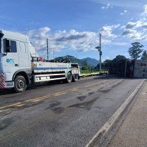 MG: caminhão carregado com 10t de gás natural tomba e interdita BR há horas - Corpo de Bombeiros/Reprodução
