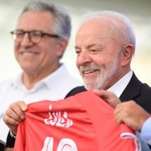 Lula ganha do prefeito de Itabira camisa de time da cidade - Leandro Couri/EM/D.A.Press