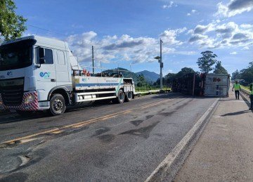 Caminhão carregado com 10 t de gás natural tomba e interdita BR-459 nesta manhã -  (crédito: Corpo de Bombeiros/Reprodução)