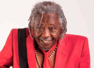 Maurício Tizumba comemora, simultaneamente, os 128 anos de BH e seus 68 anos em 'Tambores de Natal', no Teatro Francisco Nunes -  (crédito: Ayrá Mendes/Divulgação)