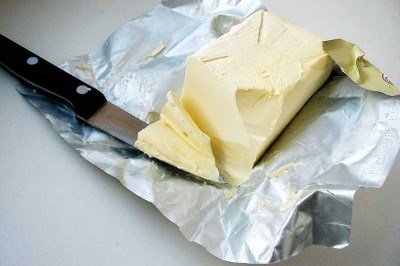 Um debate sempre rondou os especialistas sobre dois produtos presentes no café da manhã dos brasileiros: manteiga x margarina. Diante disso, essa galeria mostra as indicações de consumo e diferenças entre elas, que combinam com alimentos como pão e bolo. -  (crédito: Kagor/Wikimédia Commons)