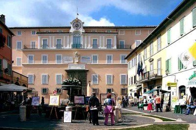 A cerca de 30 quilômetros ao sul de Roma, o Castel Gandolfo é uma pequena e charmosa cidade italiana, encravada nas colinas dos Albanos e com vista privilegiada para o lago Albano. -  (crédito:  Berthold Werner/Wikimédia Commons)