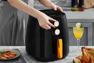 Além de seguir as orientações de limpeza, é importante também ter cuidado com os riscos de acidentes ao manusear a air fryer. Como o aparelho atinge altas temperaturas (geralmente acima de 200°C), o risco de queimaduras é alto.  -  (crédito:  gaabor global - Flickr)