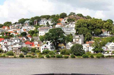 Hamburgo, a segunda maior cidade da Alemanha, combina histÃ³ria, modernidade e um forte lado cultural. Com um dos maiores portos da Europa, a cidade oferece atraÃ§Ãµes icÃŽnicas, como o Treppenviertel, localizado no charmoso bairro de Blankenese. Ele Ã© um dos lugares mais pitorescos de Hamburgo. Venha com o Flipar para conhecer outros dos principais pontos turÃ­sticos da cidade! -  (crédito: Flickr Heidi E Krueger)