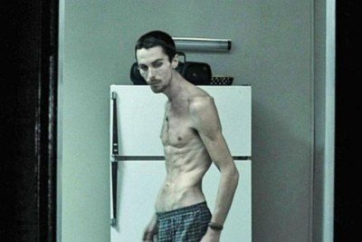 Christian Bale em seu papel em &quot;O Operário&quot; (2004), onde o ator emagreceu cerca de 22 quilos para viver o personagem. -  (crédito: Reprodução)