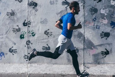 A tecnologia, por meio de aplicativos e dispositivos, oferece incentivos e ferramentas para quem busca combater o sedentarismo e adotar uma vida mais ativa, como a corrida. -  (crédito: wal_172619_II/Pixabay)