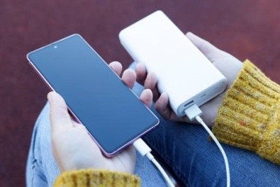Um power bank garante que o smartphone esteja sempre carregado, para isso saber qual o melhor modelo para atender as necessidades é essencial -  (crédito: iStock)