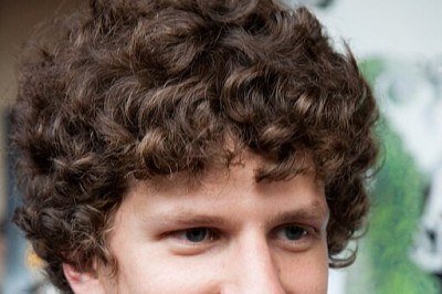 O ator Jesse Eisenberg revelou que vai doar um rim de forma altruísta dentro de seis semanas. Durante uma entrevista à NBC, ele explicou que sempre gostou de doar sangue e, em tom bem-humorado, brincou dizendo ter 'muito sangue' para 'derramar'. -  (crédito: Steve Rogers, CC BY-SA 2.0, via Wikimedia Commons)