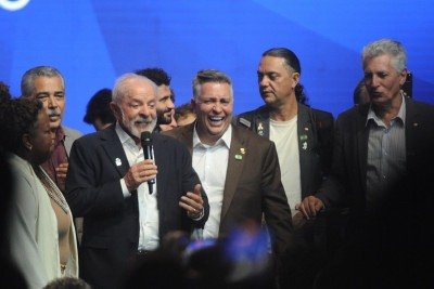Lula (PT) e o prefeito Álvaro Damião (União Brasil) sobem ao palco da Caravana Federativa, em Belo Horizonte, durante discurso marcado por recados políticos e críticas ao governo estadual -  (crédito: Alexandre Guzanshe/EM/D.A.Press)