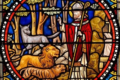 Os vitrais embelezam construções desde a Idade Média. Usados em janelas e tetos, são feitos de vidros coloridos ligados por tiras de chumbo. E representam verdadeiras obras de arte.  -  (crédito: Imagem de WikiImages por Pixabay)