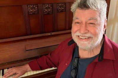 Wagner Tiso e seu piano, companheiros há oito décadas, conquistaram lugar de destaque na música popular brasileira -  (crédito: Facebook/reprodução)