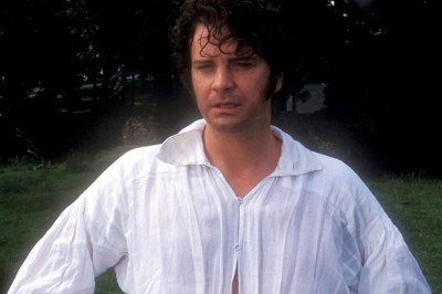 O estreante Colin Firth e a camisa branca molhada na famosa cena da minissérie 'Orgulho e preconceito', da BBC -  (crédito: BBC/reprodução)