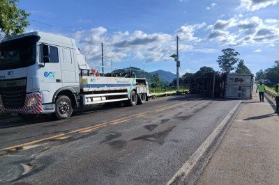 Caminhão carregado com 10 t de gás natural tomba e interdita BR-459 nesta manhã -  (crédito: Corpo de Bombeiros/Reprodução)