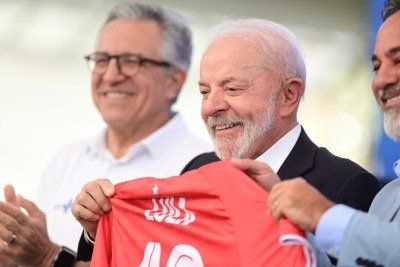 Lula posa com camisa do Valeriodoce ao lado do prefeito de Itabira, Marco Antônio Lage, e o ministro da Saúde, Alexandre Padilha -  (crédito: Leandro Couri/EM/D.A.Press)