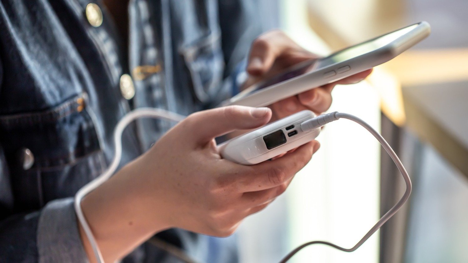 A popularização dos carregadores portáteis, como o power bank levanta questões sobre segurança e a melhor forma de garantir a vida útil dos aparelhos e do usuário. -  (crédito: Freepik)