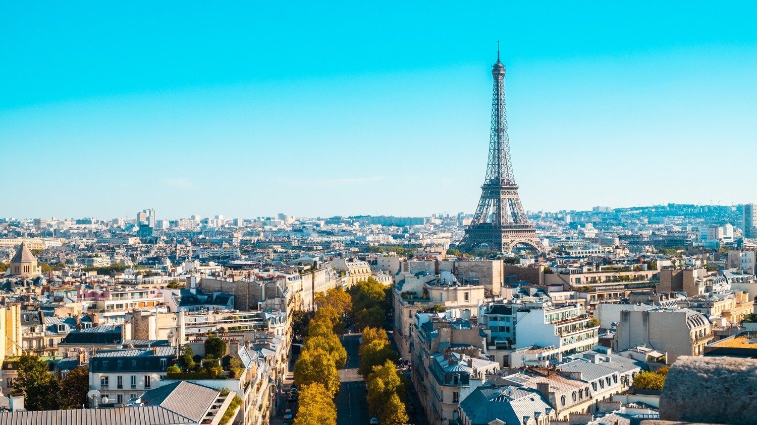 Vista panorâmica de Paris, com a icônica Torre Eiffel ao fundo, ilustra a vasta extensão da capital francesa e seus diversos bairros a serem explorados. -  (crédito: Freepik)