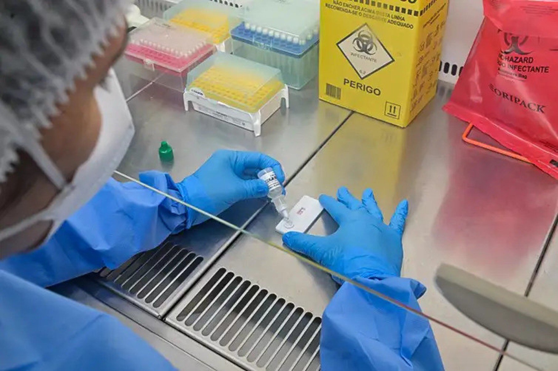 Aplicação de solução reagente durante ensaio com teste rápido para hantavirose realizado no Laboratório de Hantaviroses e Rickettsioses do IOC/Fiocruz