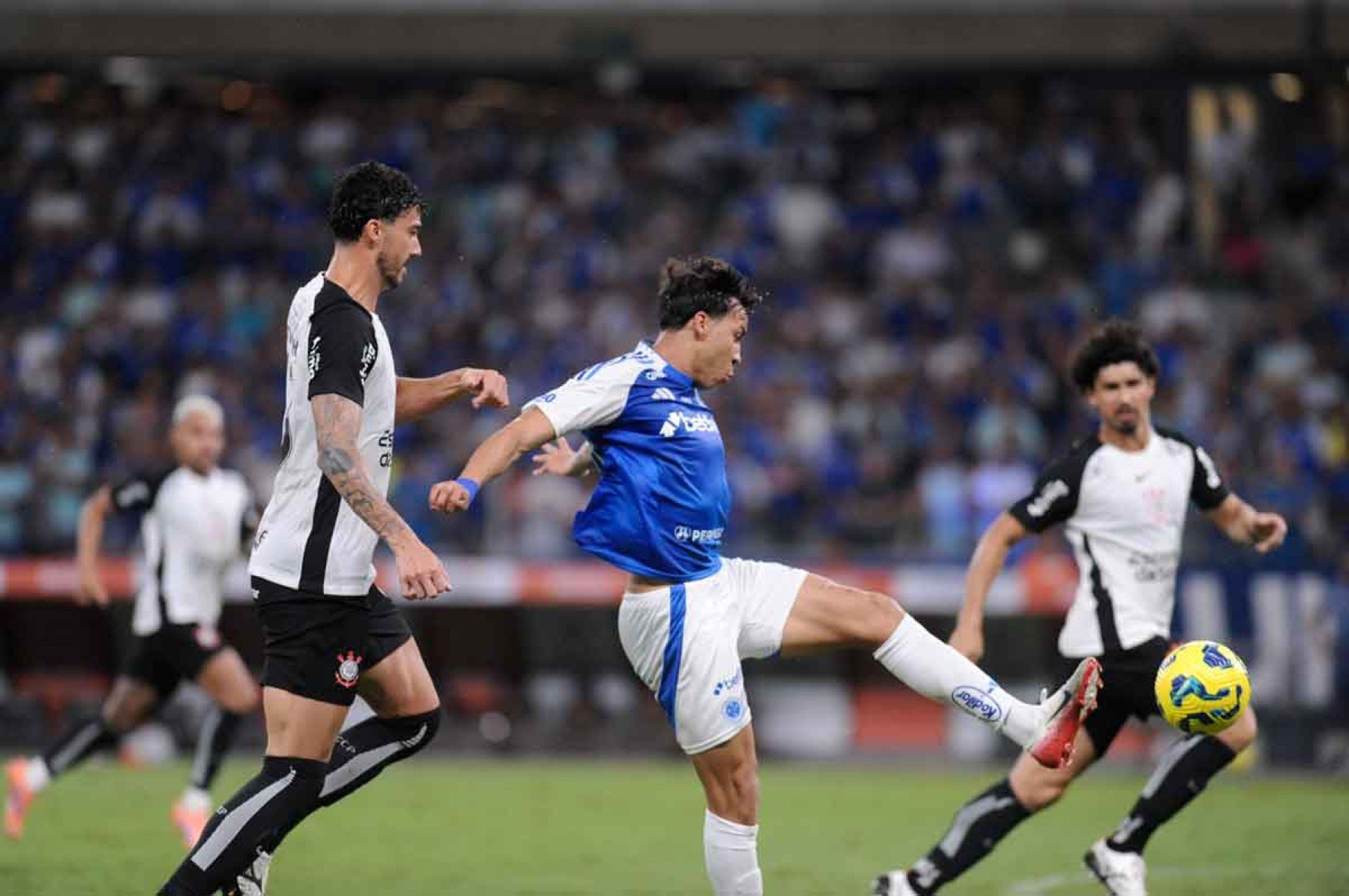 Nem mesmo o artilheiro Kaio Jorge conseguiu se salvar em noite em que o Cruzeiro apresentou futebol bem abaixo do que está acostumado -  (crédito: Alexandre Guzanshe/EM/D.A. Press)