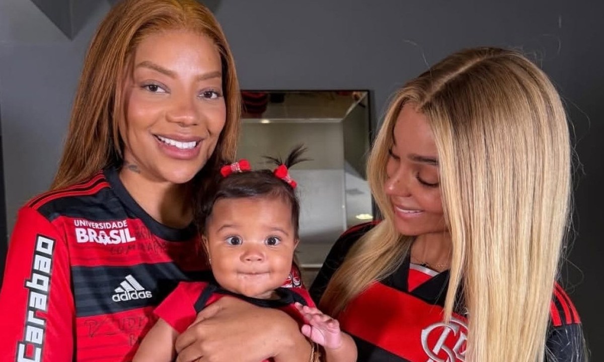 Ludmilla, uma das personalidades que falaram abertamente sobre sua orientação sexual, ao lado da esposa Brunna Gonçalves e a filha Zuri - (crédito: Reprodução)