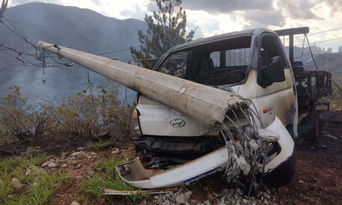Após o acidente, veículo sofreu um incêndio - (crédito: CBMMG/Divulgação)