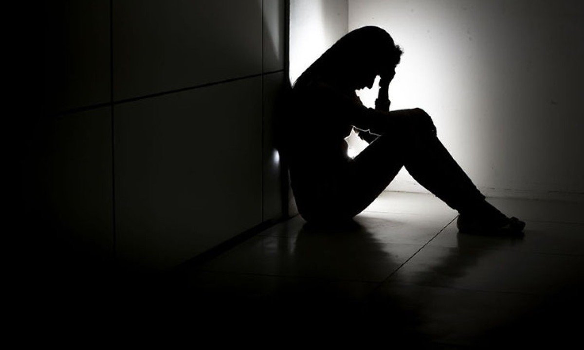 A depressão é um transtorno mental caracterizado por sentimentos persistentes de tristeza, falta de interesse em atividades cotidianas, e alterações de humor, sono, apetite e energia.  -  (crédito: Marcelo Camargo/Agência Brasil)