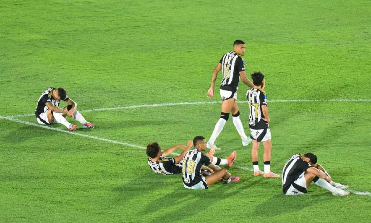 A decepção dos jogadores do Galo após o vice-campeonato da Sul-Americana foi o retrato do time em 2025 -  (crédito: JOSE BOGADO / AFP)