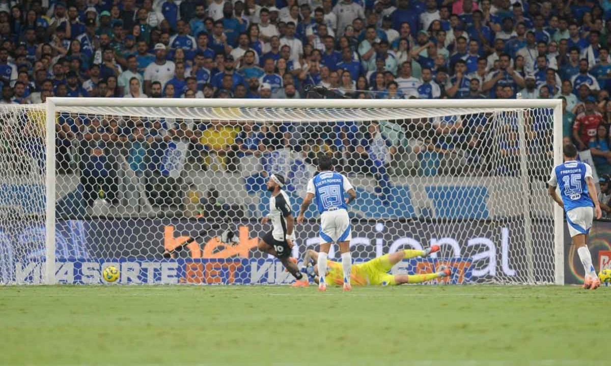 Arbitragem e VAR não viram irregularidade no gol e Memphis Depay comemorou o 1 a 0 sobre a Raposa no jogo de ida semifinal - (crédito: Alexandre Guzanshe/EM/D.A. Press)