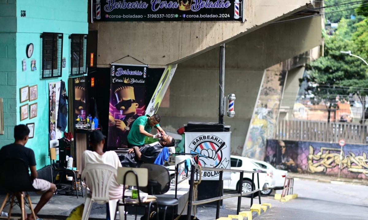 O "Coroa Boladão" acredita que cortar o cabelo e fazer a barba é uma forma de dar uma nova chance às pessoas - (crédito: Leandro Couri/EM/D.A Press)
