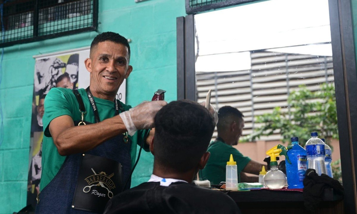 Julio César não cobra um valor fixo, os clientes pagam o que têm condições, o inegociável é a qualidade do serviço, que vai além do corte