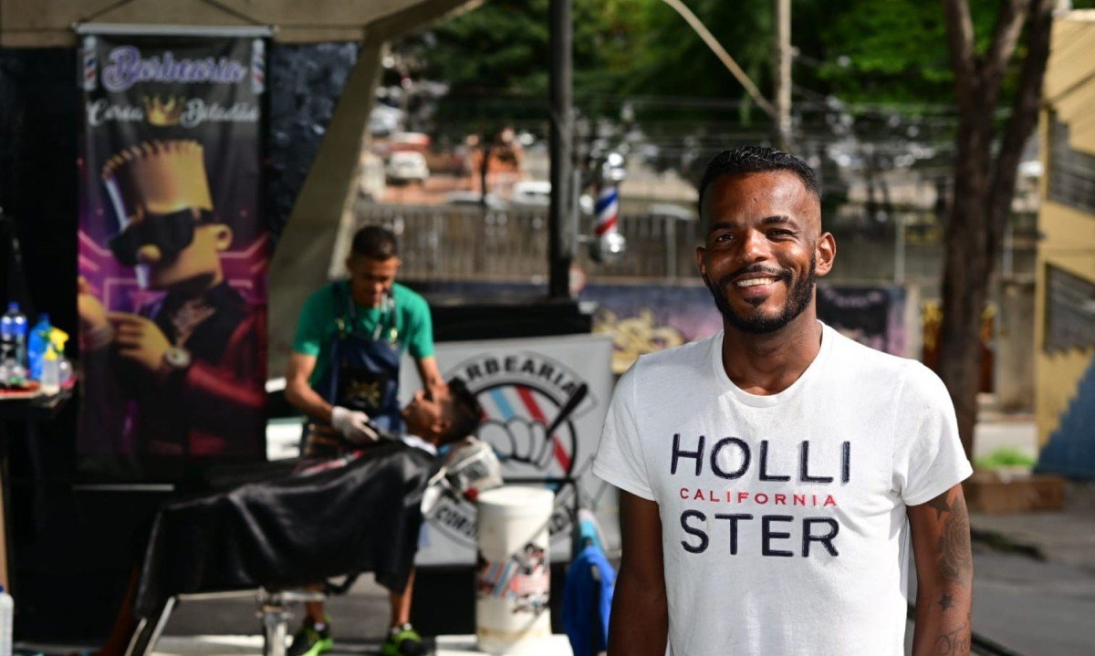  Jean Carlos é cliente da Barbearia Coroa Boladão há dois anos, quando foi acolhido no Albergue Tia Branca. Para ele, Julio César é mais que um barbeiro
