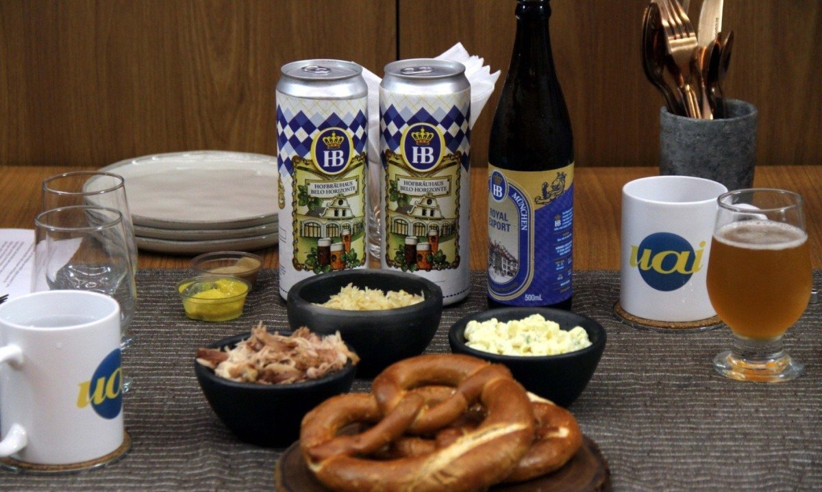 O p&atilde;o pretzel, joelho de porco desfiado, chucrute e salada de batata acompanham a primeira cerveja da HB engarrafada fora de Munique