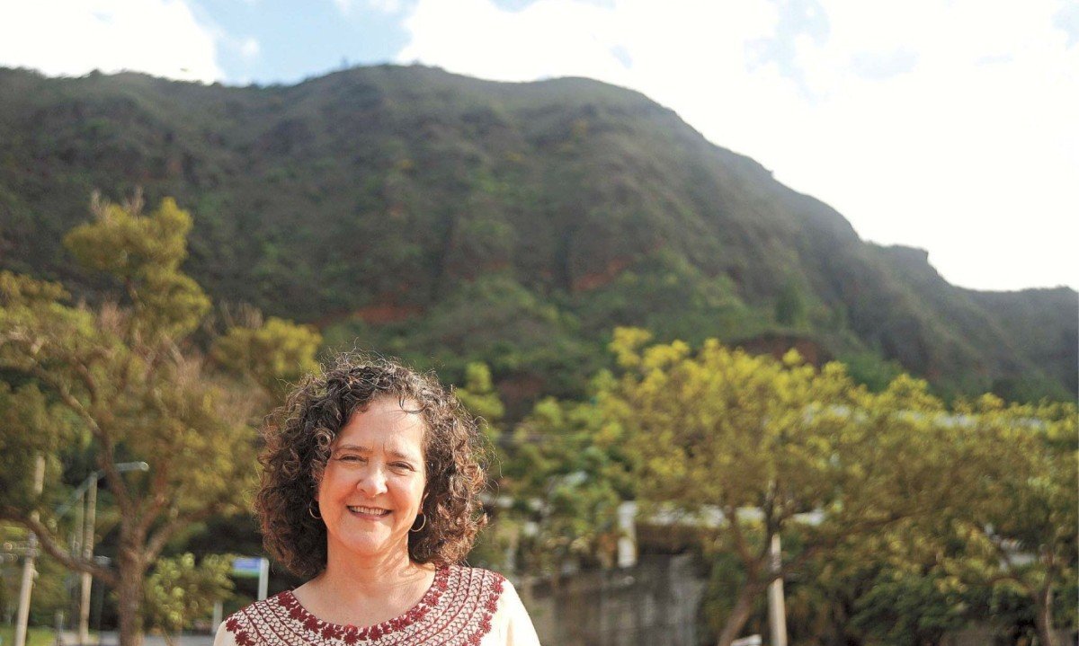 'Acho incrível essa montanha na cidade. Olho para a serra sempre com muito encantamento, mas com uma certa tristeza também, porque ela é sempre muito desrespeitada', diz a escritora Carla Madeira
 -  (crédito: Alexandre Guzanshe/EM/D.A Press)