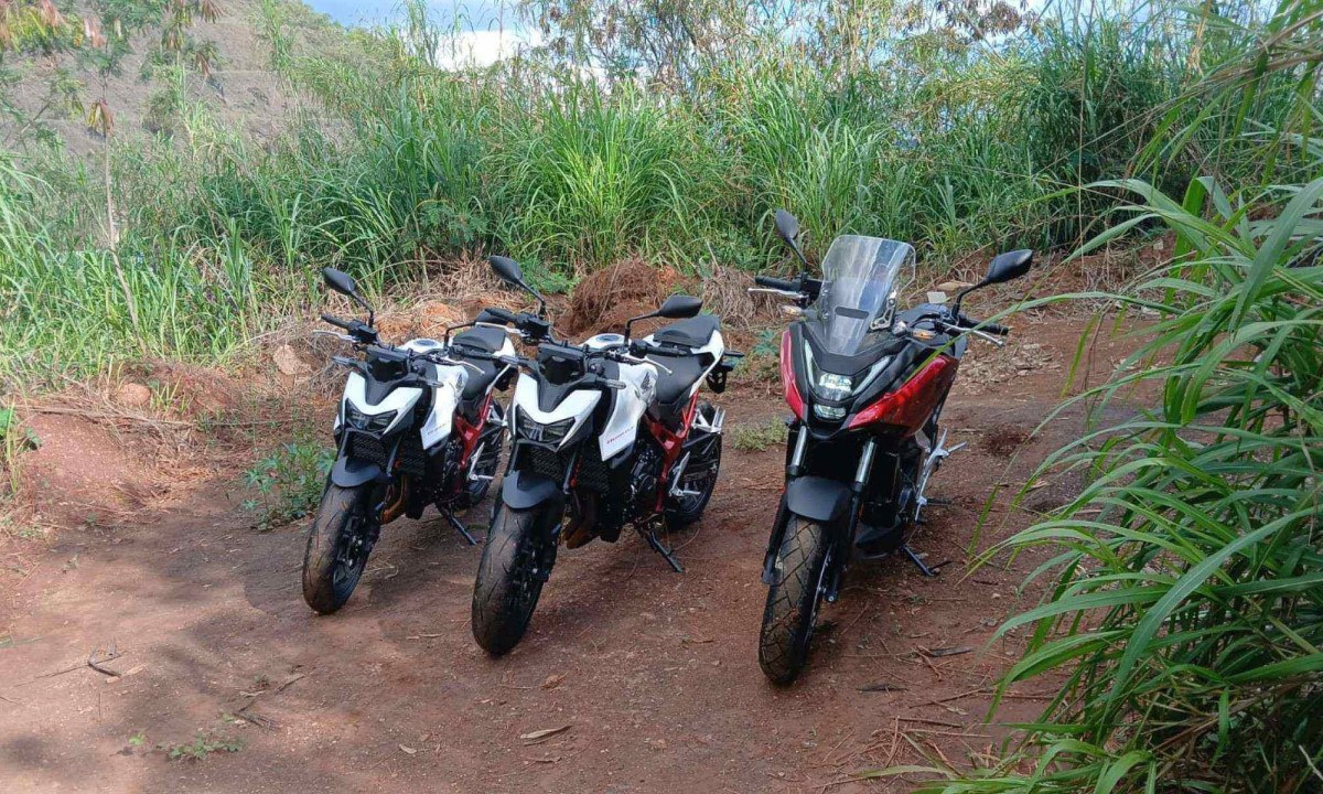 As motos foram encontradas em um lote vazio na BR-040 - (crédito: PMMG / Reprodução )