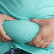 68% dos brasileiros têm excesso de peso; obesidade leva à morte prematura - Foto de Towfiqu barbhuiya: https://www.pexels.com/pt-br/foto/pessoa-maos-segurando-holding-9927899/