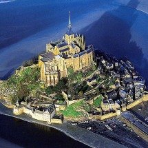 Joia medieval, Monte Saint-Michel vira ilha na maré alta do Canal da Mancha - reprodução/ tripadviser