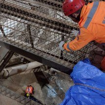 Acidente ocorreu quando homem trabalhava em um patamar de um fosso de elevador  -  (crédito: CBMMG)