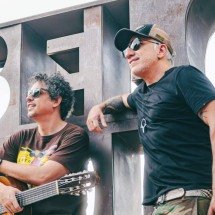 Thiago Delegado, autor da melodia, e o letrista Podé compuseram samba à la João Bosco e fizeram peregrinação por cartões-postais da cidade, como a Praça do Papa, para gravar clipe
     -  (crédito: Wally Guedes/divulgação)