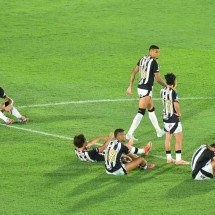 2025, Balança Mas Não Cai