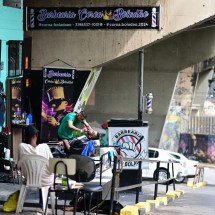 ‘Quem pode fortalece’: barbeiro atende embaixo de viaduto em BH