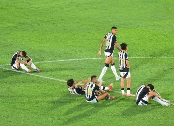 A decepção dos jogadores do Galo após o vice-campeonato da Sul-Americana foi o retrato do time em 2025 -  (crédito: JOSE BOGADO / AFP)