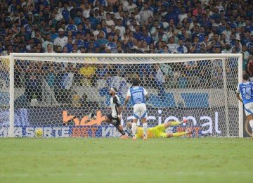 Arbitragem e VAR não viram irregularidade no gol e Memphis Depay comemorou o 1 a 0 sobre a Raposa no jogo de ida semifinal -  (crédito: Alexandre Guzanshe/EM/D.A. Press)