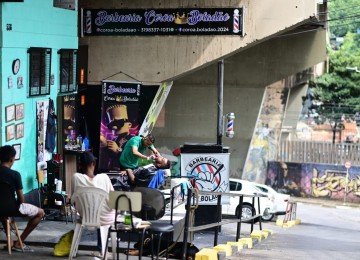O "Coroa Boladão" acredita que cortar o cabelo e fazer a barba é uma forma de dar uma nova chance às pessoas -  (crédito: Leandro Couri/EM/D.A Press)