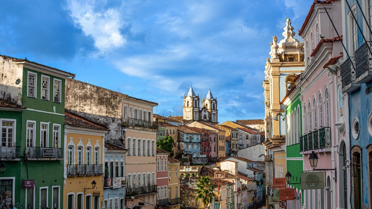 O charme dos casarões coloniais coloridos e as igrejas históricas marcam a identidade do Pelourinho, ponto inicial de roteiro em Salvador. - (crédito: Foto de LEONARDO DOURADO: https://www.pexels.com/pt-br/foto/predios-edificios-colorida-cheio-de-cor-14059770/)