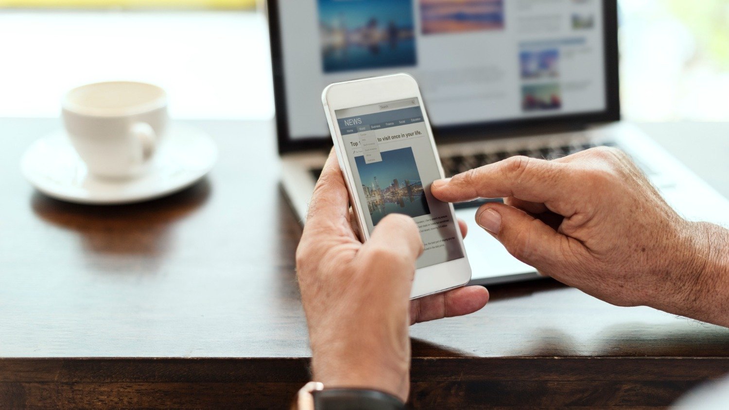 Viajar aos EUA: 5 anos de redes sociais podem ser exigidos de turistas - &amp;lt;a href=&amp;quot;https://br.freepik.com/fotos-gratis/o-homem-idoso-esta-usando-o-telefone-movel_2970942.htm#fromView=image_search_similar&amp;amp;page=1&amp;amp;position=1&amp;amp;uuid=9fa2866a-3655-402f-8546-23d2c0f528f2&amp;amp;query=perfil+nas+redes+sociais&amp;quot;&amp;gt;Imagem de rawpixel.com no Freepik&amp;lt;/a&amp;gt;