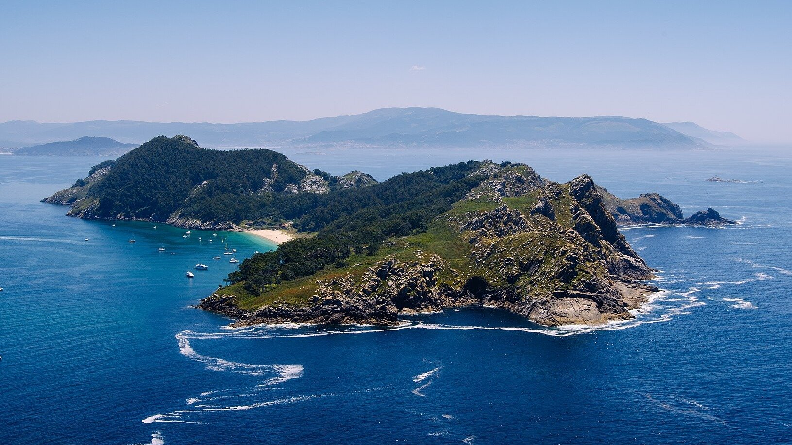 O arquipélago das Ilhas Cíes, acessível por barco, é um dos maiores tesouros naturais de Vigo e da Galícia. - (crédito: By Luis Cayola - Own work, CC BY-SA 4.0, https://commons.wikimedia.org/w/index.php?curid=48628320)