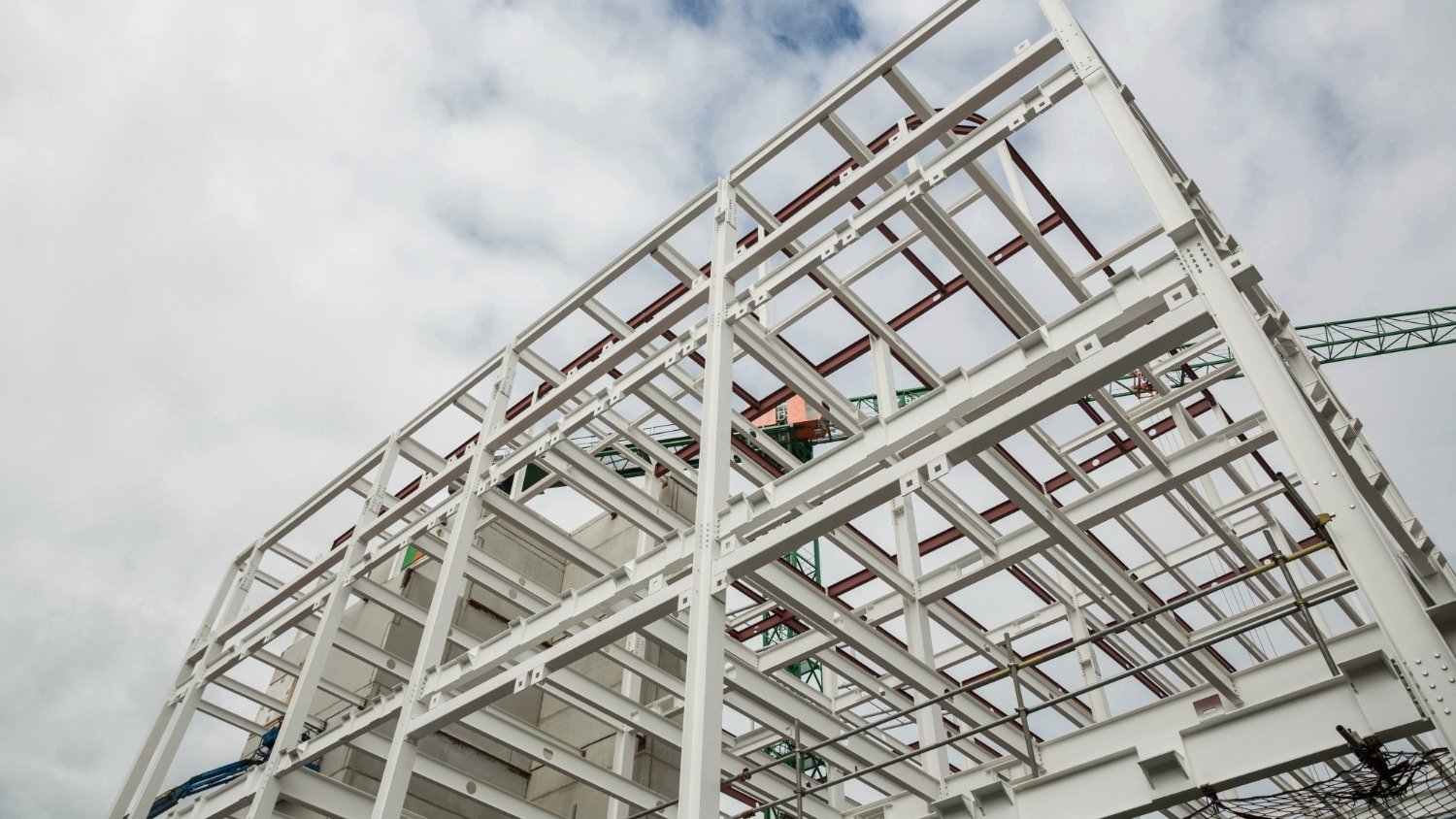 5 tecnologias de construção que estão revolucionando o jeito de morar - &amp;lt;a href=&amp;quot;https://br.freepik.com/fotos-gratis/baixo-angulo-de-scafolding-na-construcao_991984.htm#fromView=search&amp;amp;page=1&amp;amp;position=0&amp;amp;uuid=6a74e84e-ac16-46f9-9a93-6768063b1eb2&amp;amp;query=steel+frame&amp;quot;&amp;gt;Imagem de awesomecontent no Freepik&amp;lt;/a&amp;gt;