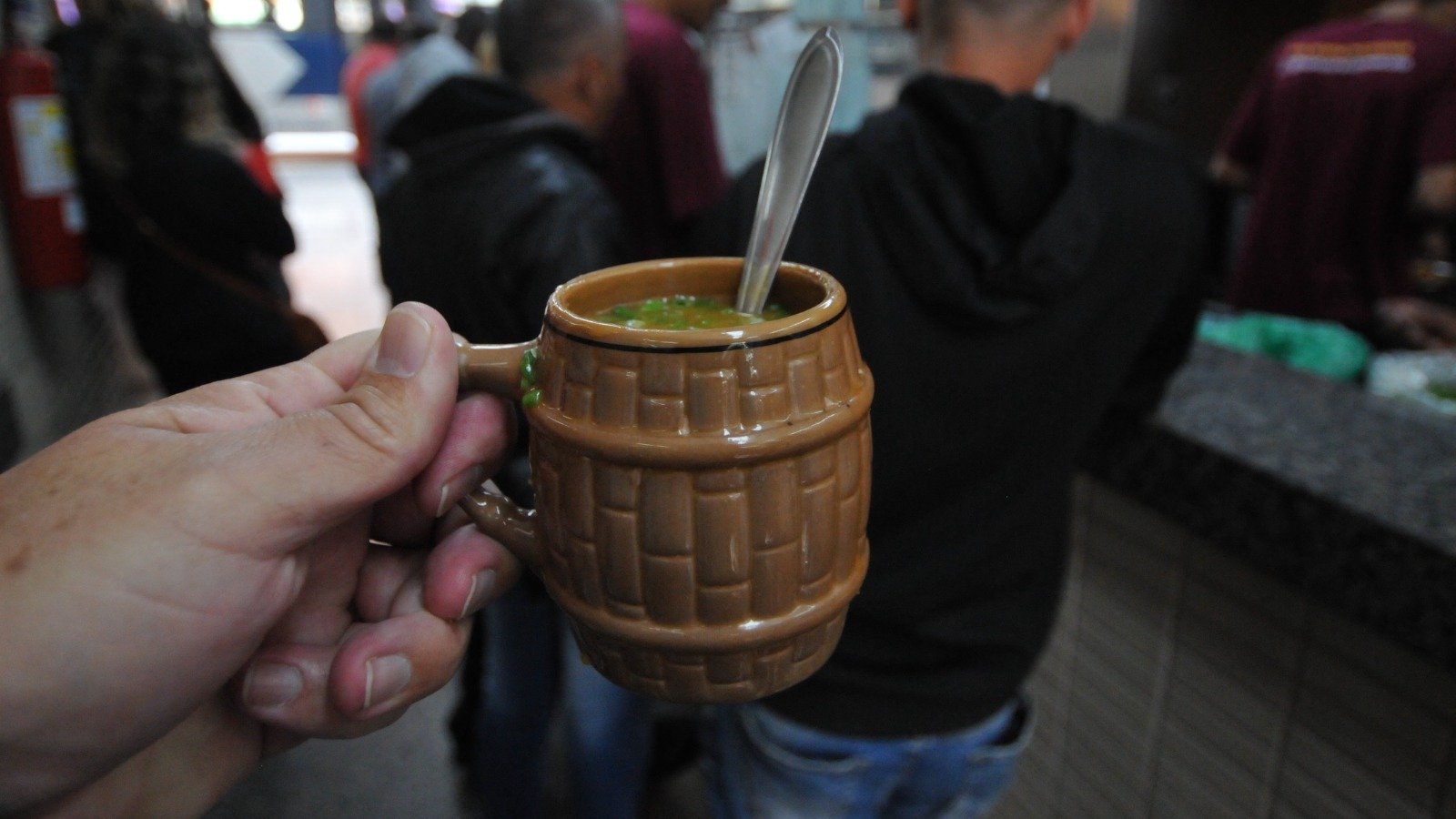 Bar do Nonô, o Rei do Caldo de Mocotó. Apreciar um caldo nos botecos tradicionais faz parte da experiência gastronômica pelo centro de Belo Horizonte. - (crédito: Gladyston Rodrigues/EM/D.A Press)