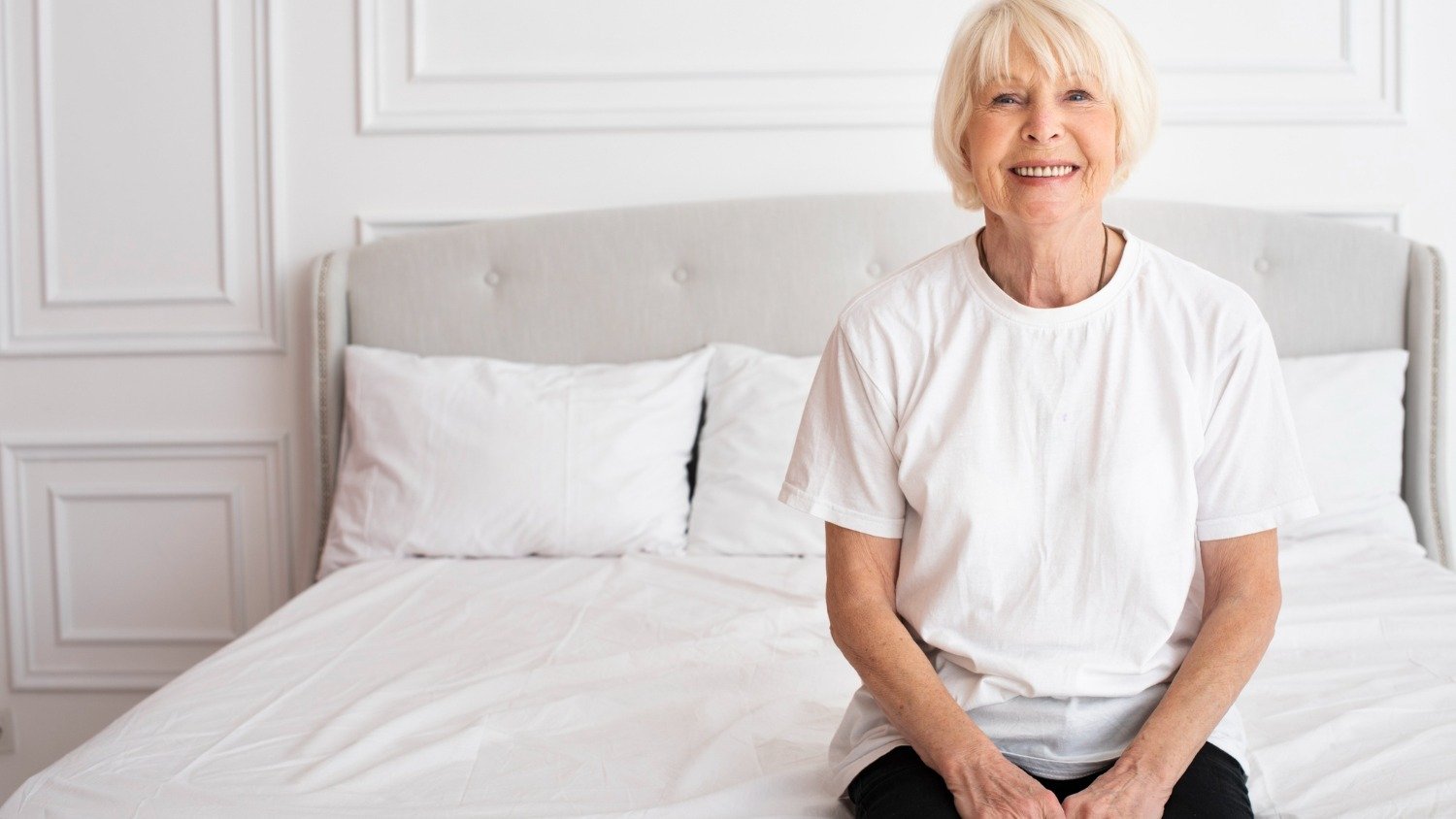 100 anos de vida: como adaptar a casa para um idoso com segurança - &amp;lt;a href=&amp;quot;https://br.freepik.com/fotos-gratis/senior-feliz-sentado-na-cama_5943393.htm#fromView=image_search_similar&amp;amp;page=1&amp;amp;position=26&amp;amp;uuid=2f53ec1b-5887-4303-b9ff-abe128890c69&amp;amp;query=idoso+sentado+cama+p%C3%A9s+no+ch%C3%A3o&amp;quot;&amp;gt;Imagem de freepik&amp;lt;/a&amp;gt;